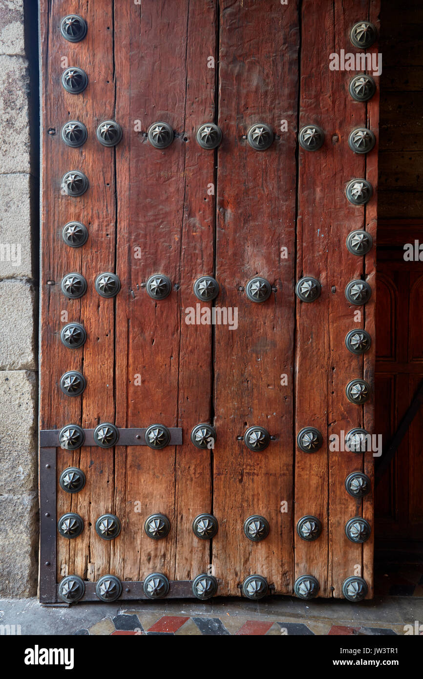 Sur la porte de l'église de San Francisco (construit 1612), Santiago, Chili, Amérique du Sud Banque D'Images