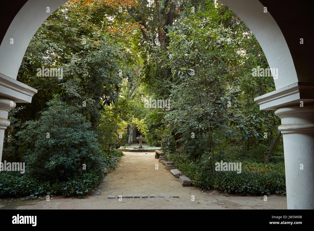 Dans le jardin de la cour intérieure du Monastère Franciscain attaché à l'église de San Francisco, Santiago, Chili, Amérique du Sud Banque D'Images