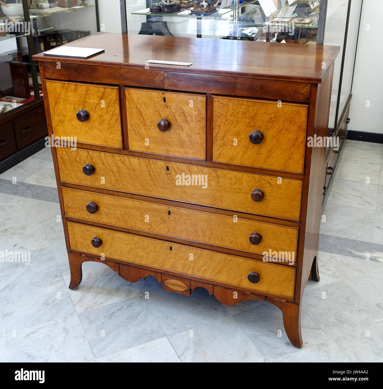 Commode, attribué à l'ouest de New York, 1810, 1820, l'érable, cerisier et le pin blanc, bouleau et placage acajou avec Musée de Bennington Bennington, VT DSC08728 Banque D'Images Commode, attribué à l'ouest de New York, 1810, 1820, l'érable, cerisier et le pin blanc, bouleau et placage acajou avec Musée de Bennington Bennington, VT DSC08728 Banque D'Images