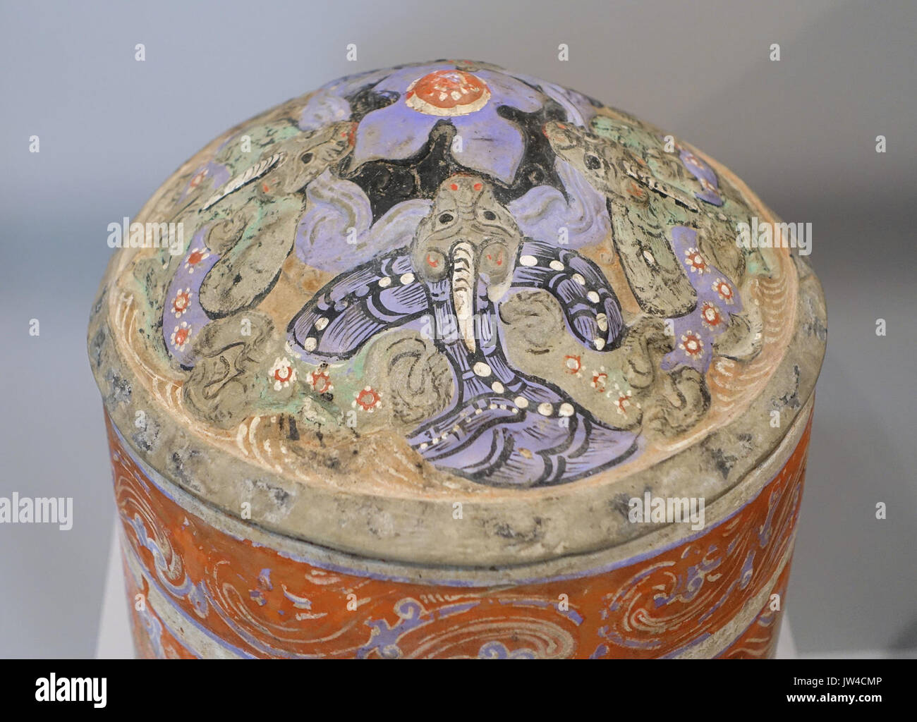 Zun cylindrique couvert contenant du vin avec Décor d'animaux fantastiques, vue 2, la Chine, l'Ouest, 2e période Han 1er siècle avant J.-C., argile Arthur M Sackler Museum, Harvard University DSC00928 Banque D'Images