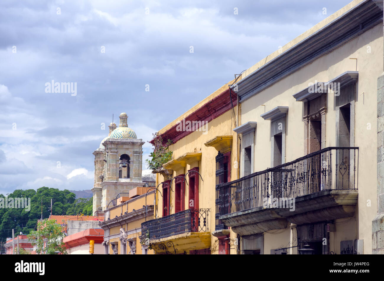 Maisons et église dans une rue de Puebla, Mexique Banque D'Images