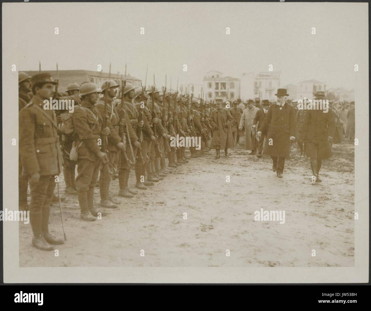 Venizelos l'examen d'un régiment grec avant qu'il marche hors de Salonique pour rencontrer les Bulgares 1 Banque D'Images