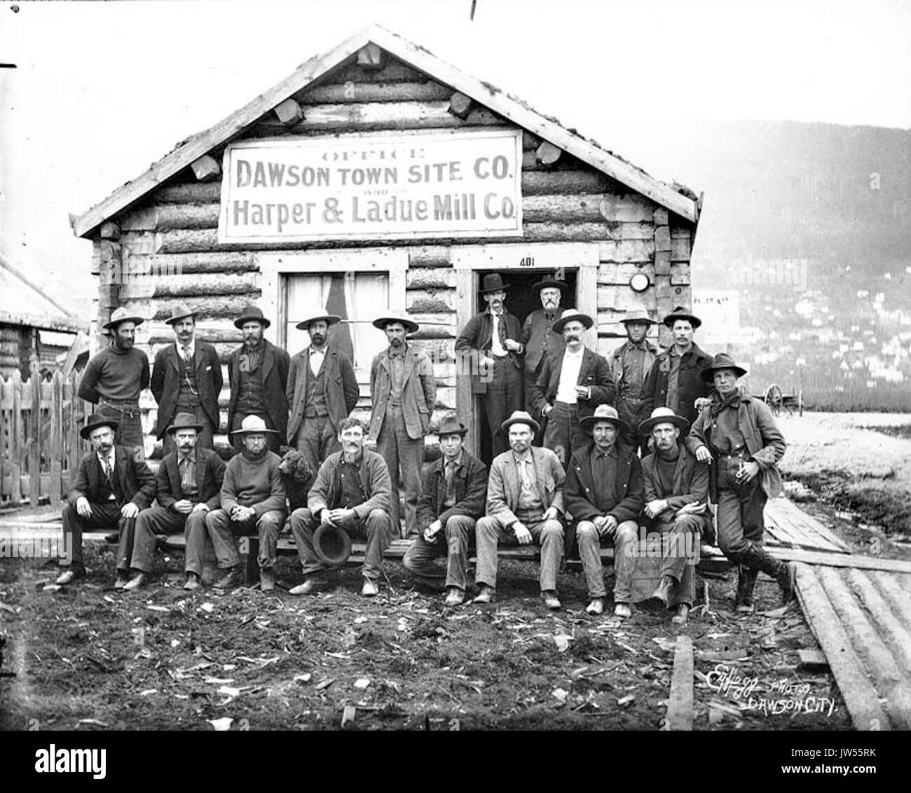 Les hommes devant les bureaux de la ville de Dawson et le site Harper & Ladue Mill Co, Dawson, Territoire du Yukon, ca 1899 (HEGG 251) Banque D'Images