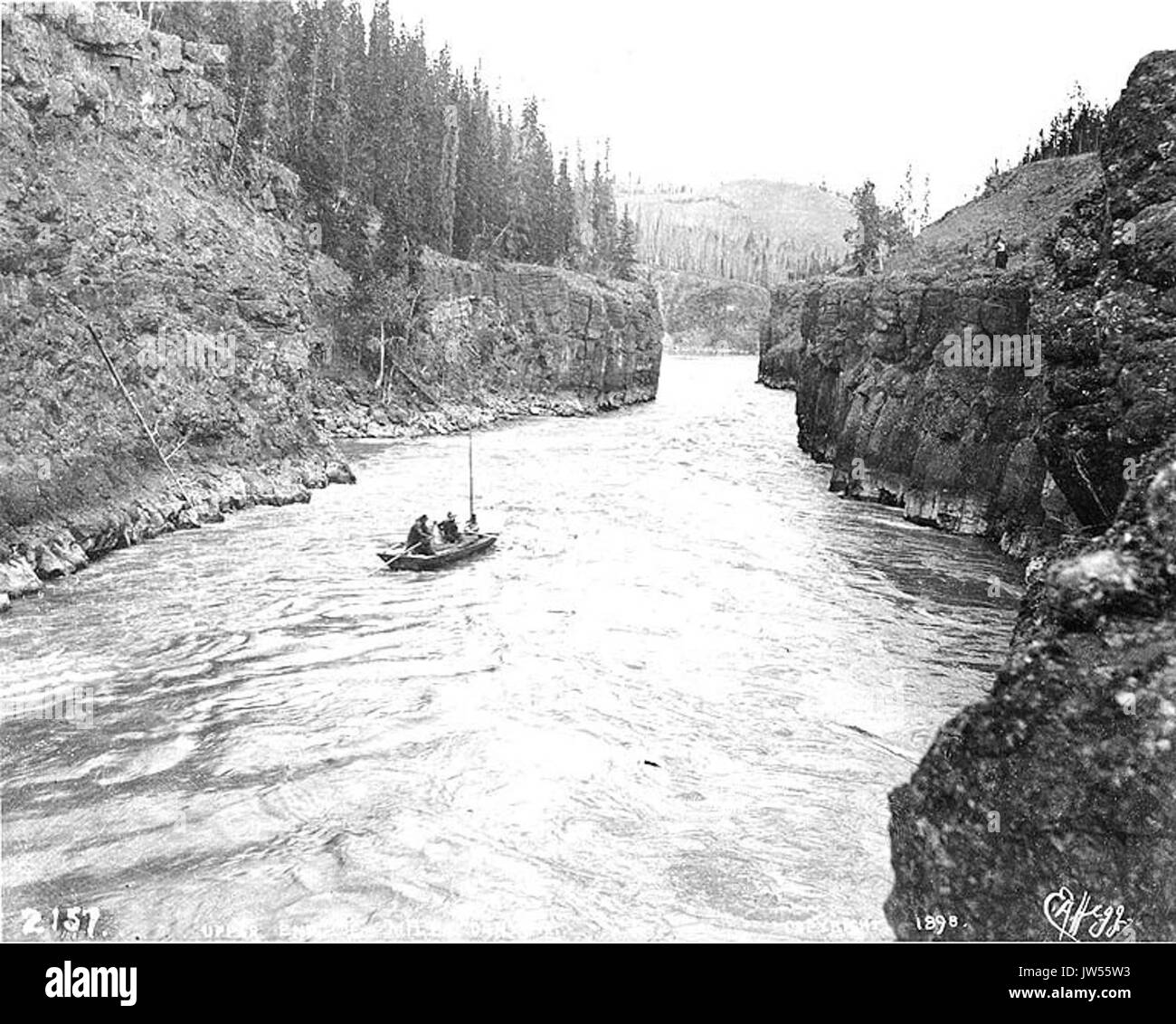 Petit bateau naviguant sur l'extrémité supérieure de Miles Canyon sur le fleuve Yukon, Territoire du Yukon, 1898 (HEGG 359) Banque D'Images