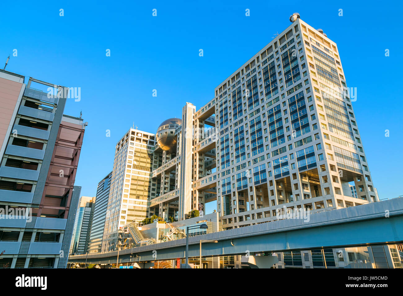 TOKYO, JAPON - 27 NOVEMBRE 2015 : siège de Fuji TV, l'un des plus beaux bâtiments au Japon. Son revêtement métallique futuriste bâtiment d' Banque D'Images