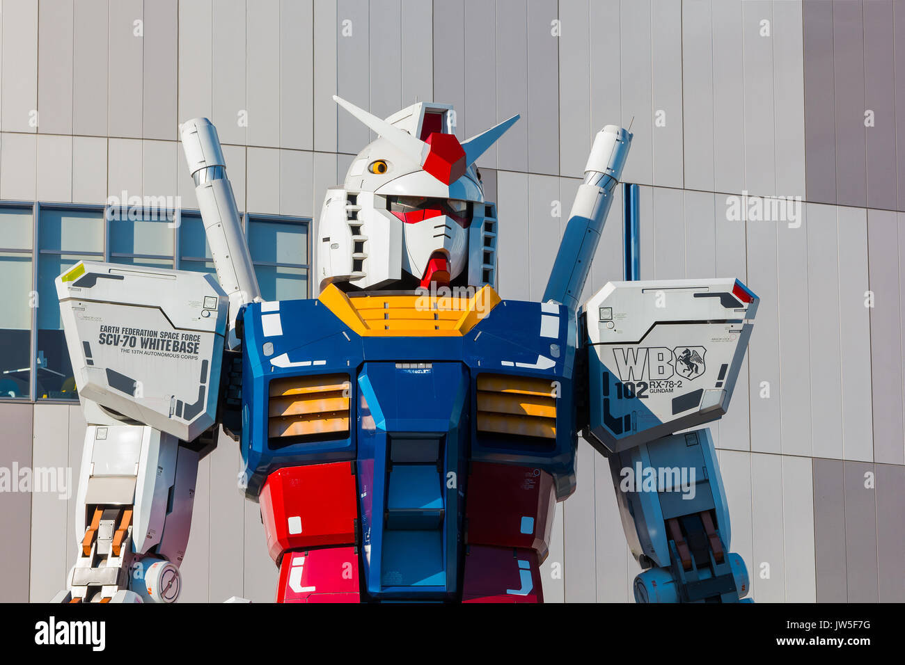 TOKYO, JAPON - 27 NOVEMBRE 2015 : Full-size Mobile Suit Gundam RG 1/1 RX-78-2 Ver. GFT à l'entrée principale de Diver City Plaza Tokyo - un centre commercial Banque D'Images