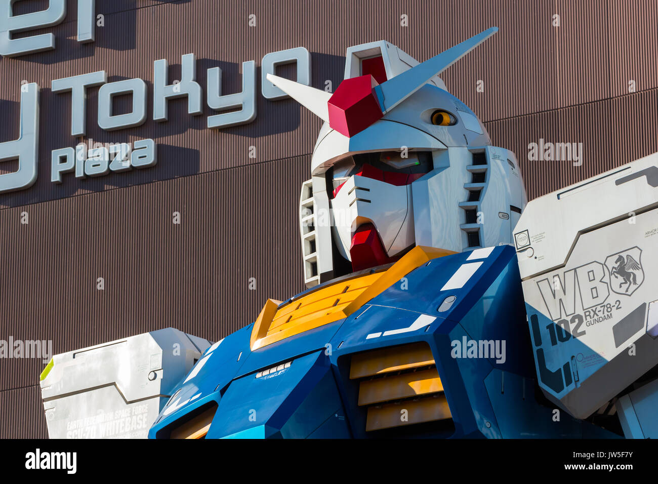 TOKYO, JAPON - 27 NOVEMBRE 2015 : Full-size Mobile Suit Gundam RG 1/1 RX-78-2 Ver. GFT à l'entrée principale de Diver City Plaza Tokyo - un centre commercial Banque D'Images