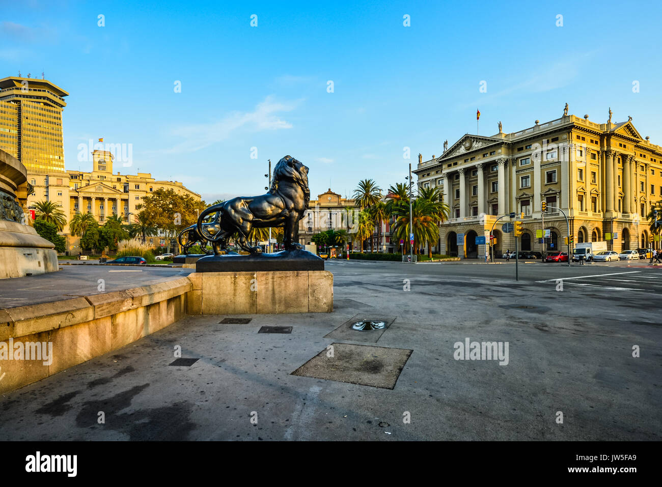 Des statues de lion à la base du monument de Christophe Colomb, sur la côte de Barcelone Espagne dans la lumière du soleil tôt le matin Banque D'Images