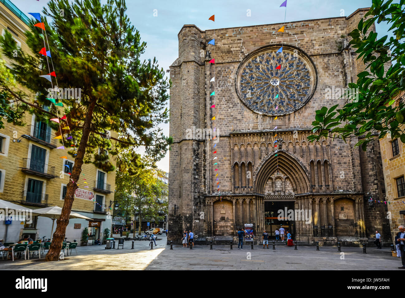 Église gothique du 14ème siècle Santa Maria del Pi dans le quartier gothique de Barcelone Espagne dans la Placa del Pi avec des drapeaux colorés et un petit café Banque D'Images