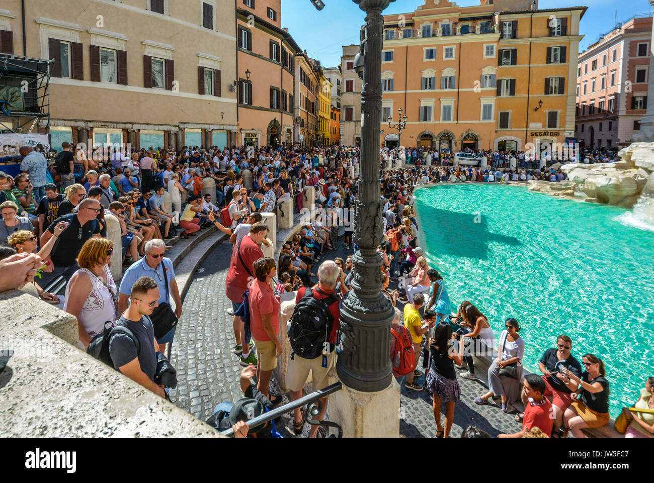 Piazza di Trevi à Rome Italie encombrée de touristes car ils profiter de la fontaine de Trevi sur une chaude journée d'été Banque D'Images