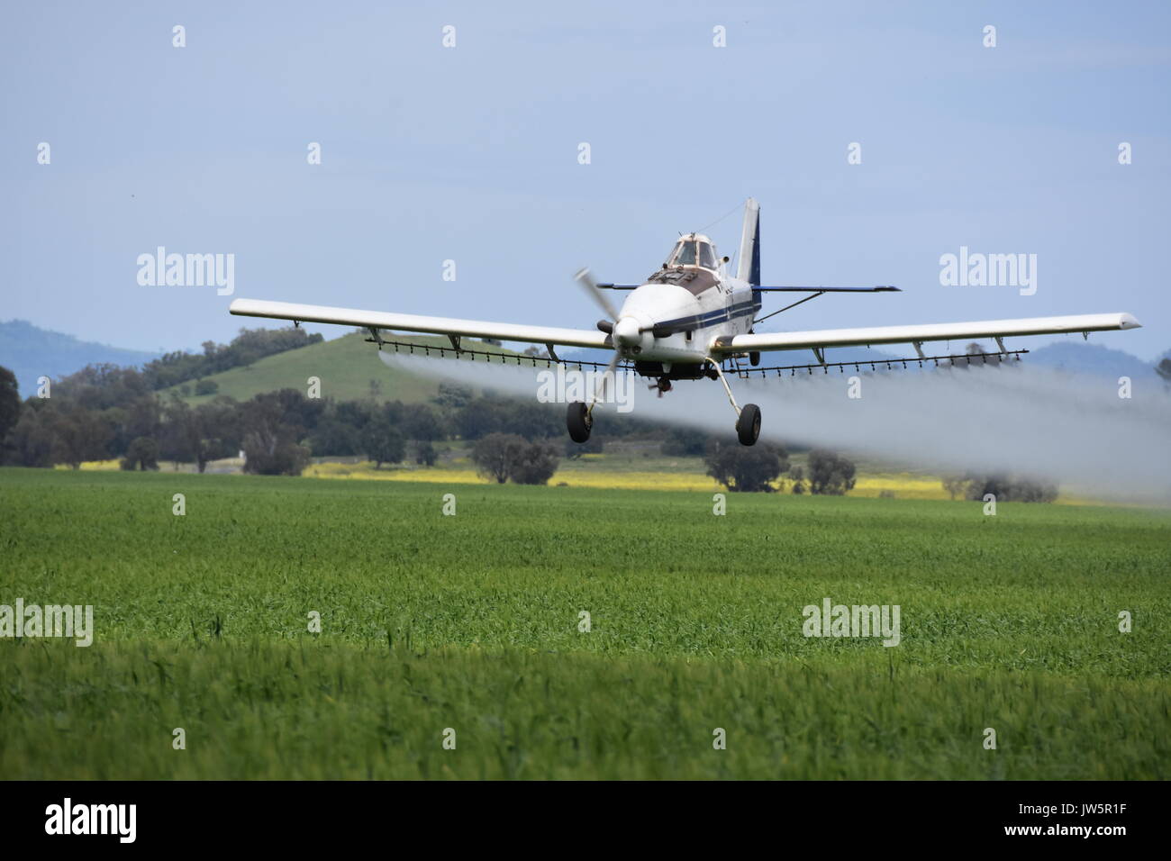 Avec l'air de pulvérisation agricole Tracteur Banque D'Images