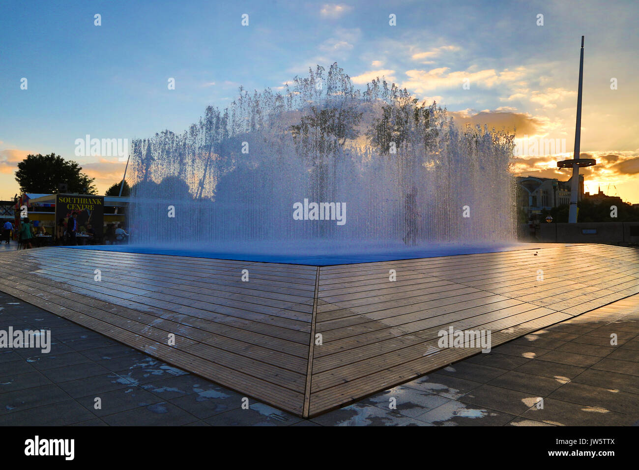 Chambres d'installation apparaissant, l'artiste danois Jeppe Hein, Southbank Centre, Londres, UK Banque D'Images