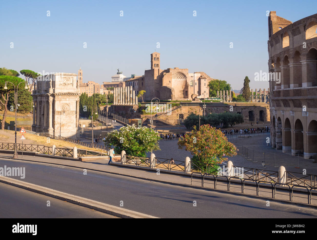 Rome, Italie - Les ruines archéologiques avec Colisée dans le centre historique de Rome, nommé Forums Impériaux, dans un dimanche matin. Banque D'Images