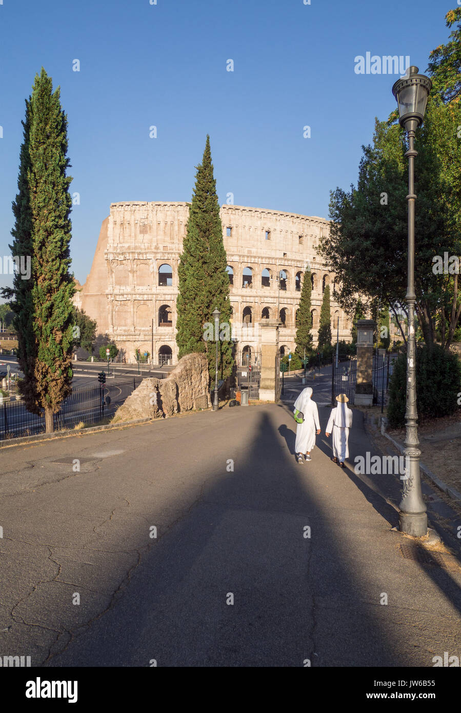 Rome, Italie - Les ruines archéologiques avec Colisée dans le centre historique de Rome, nommé Forums Impériaux, dans un dimanche matin. Banque D'Images