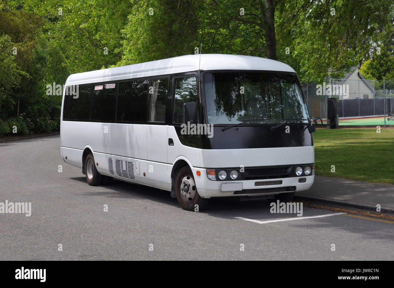 Un petit blanc d'autocars, bus ou mini-van utilisé pour transporter des passagers et des touristes. Généralement utilisé pour les petits groupes d'environ 21 passagers. Banque D'Images