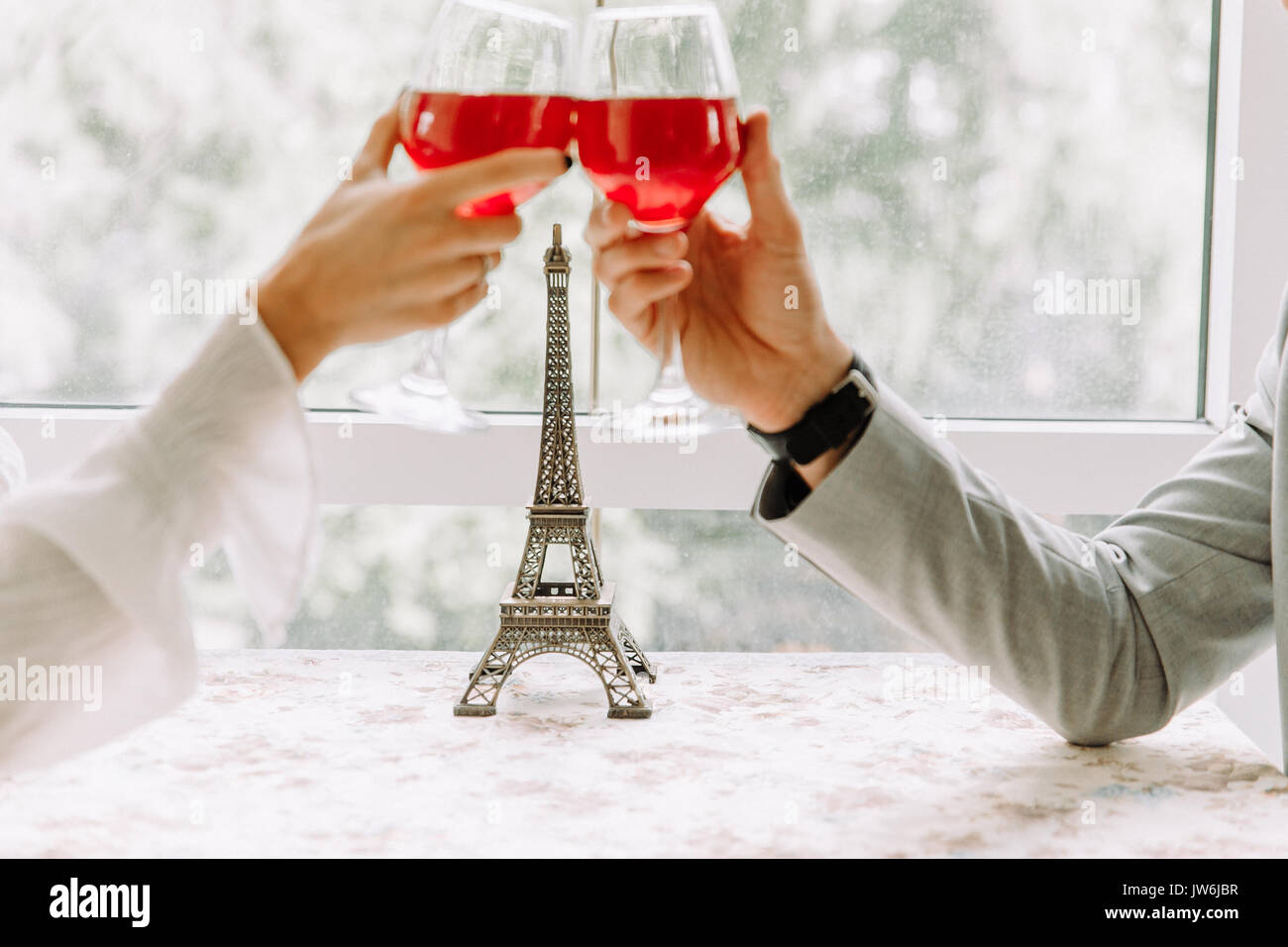 Deux personnes le grillage avec des verres à vin. jeune couple drinking red wine at restaurant Banque D'Images