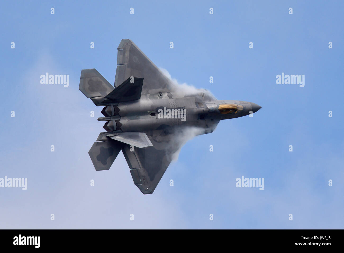 Avion de chasse furtif Lockheed Martin F-22 Raptor volant au riat Airshow au Royaume-Uni. Avion militaire de l'US Air Force Banque D'Images