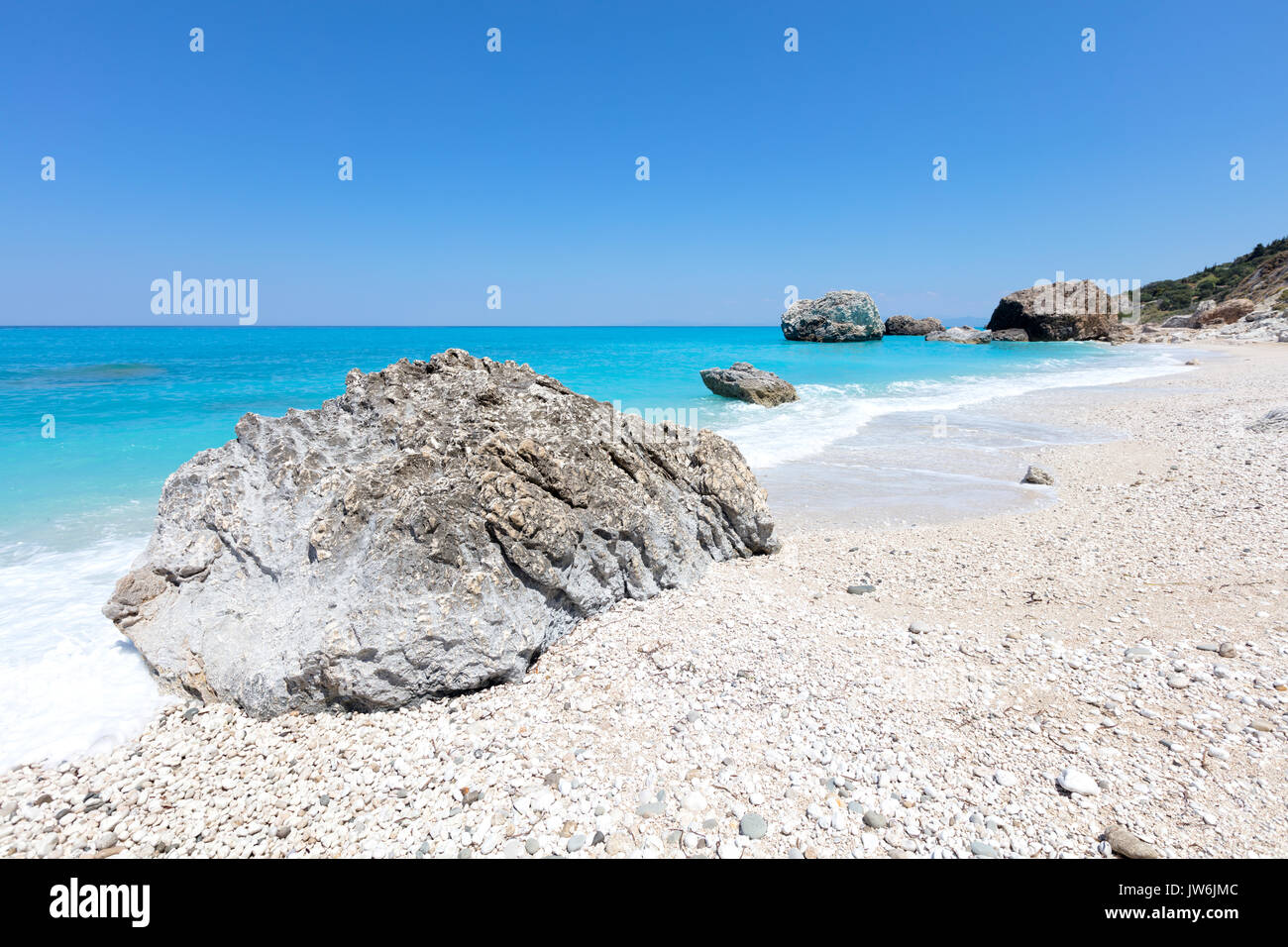 Plage de sable blanc avec de l'eau de mer d'azur Banque D'Images
