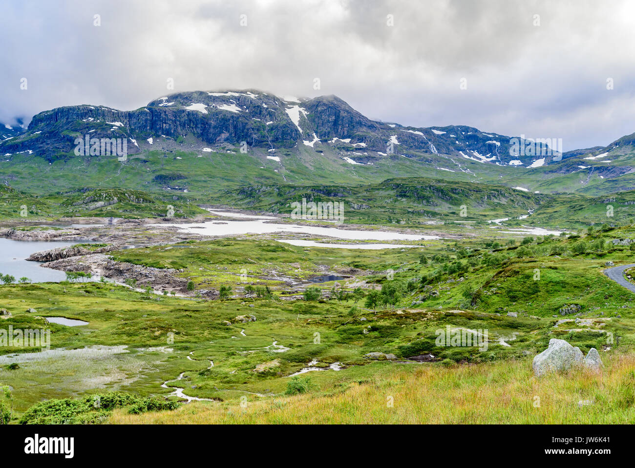 Lacs de montagne et des sommets avec rainclouds dans le ciel. Location sud de la Norvège. Banque D'Images