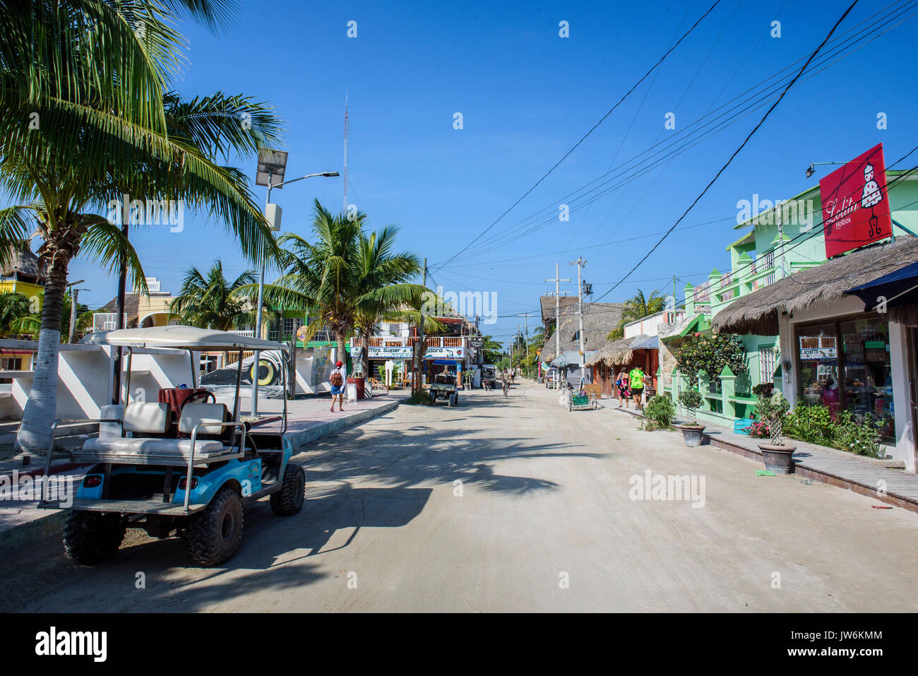 Les touristes dans une rue de Isla Holbox, Quintana Roo (Mexique) Banque D'Images
