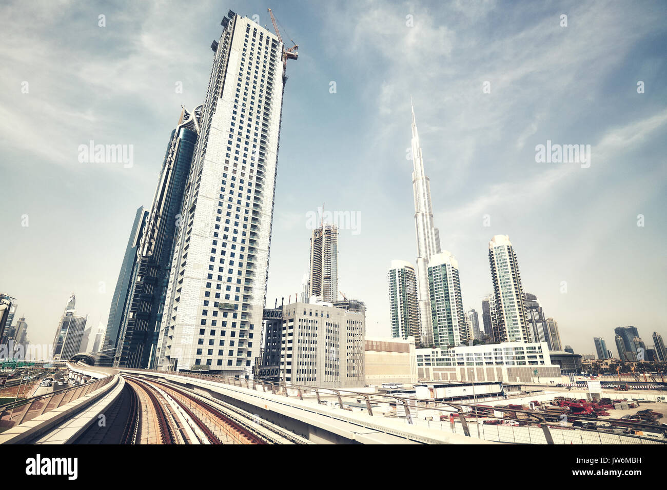 Couleur grand angle rétro aux couleurs de Dubai skyline, Emirats Arabes Unis. Banque D'Images