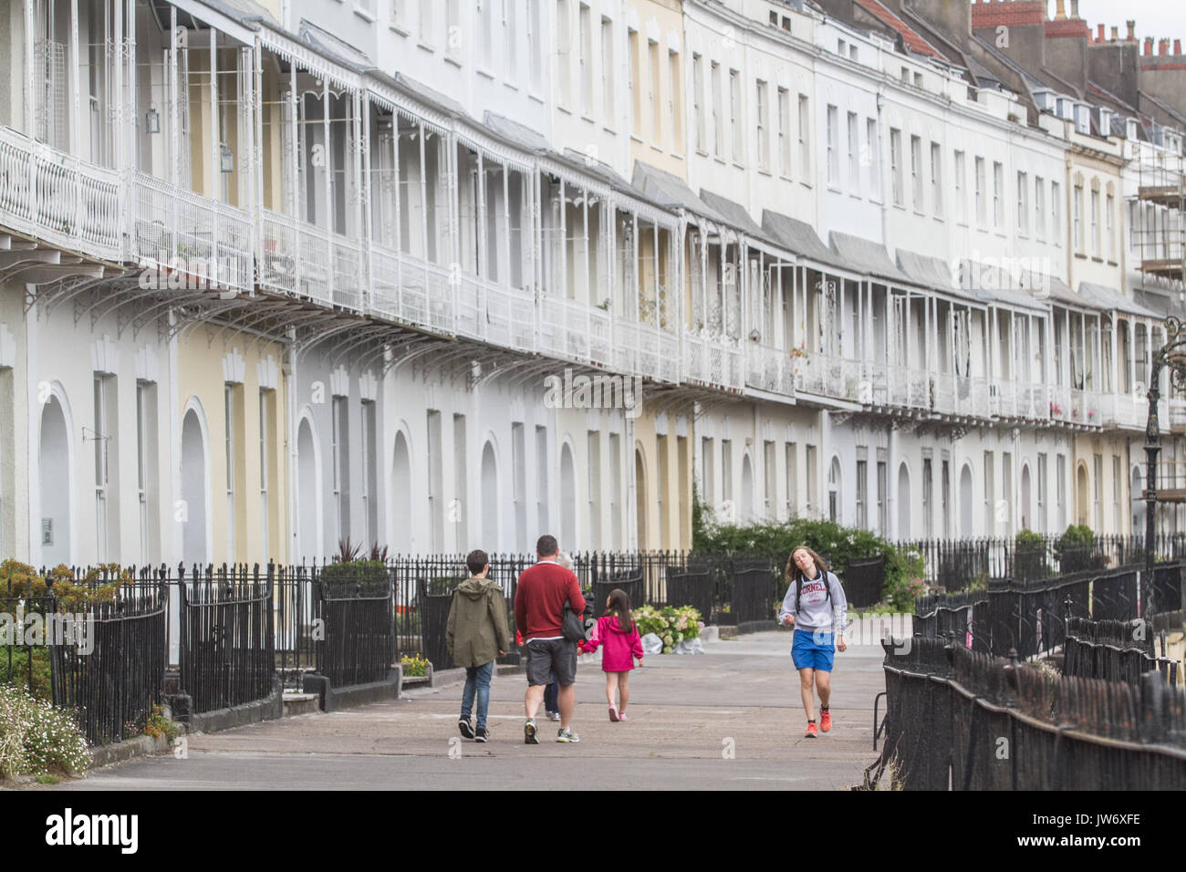 Bristol, Royaume-Uni. Août 11, 2017. Après un brillant début matinée ensoleillée à Bristol, les gens marcher sur New York Royal Crescent sur l'image à Bristol . Royal York Crescent réputée pour être la plus longue terrasse en Europe se compose de bâtiments classés Grade II qui a été achevée en 1820. Credit : amer ghazzal/Alamy Live News Banque D'Images