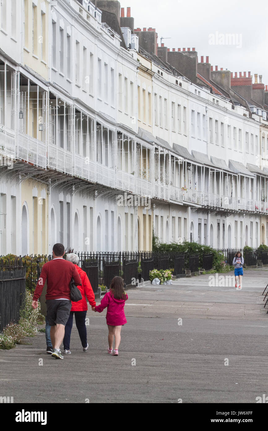 Bristol, Royaume-Uni. Août 11, 2017. Après un brillant début matinée ensoleillée à Bristol, les gens marcher sur New York Royal Crescent sur l'image à Bristol . Royal York Crescent réputée pour être la plus longue terrasse en Europe se compose de bâtiments classés Grade II qui a été achevée en 1820. Credit : amer ghazzal/Alamy Live News Banque D'Images