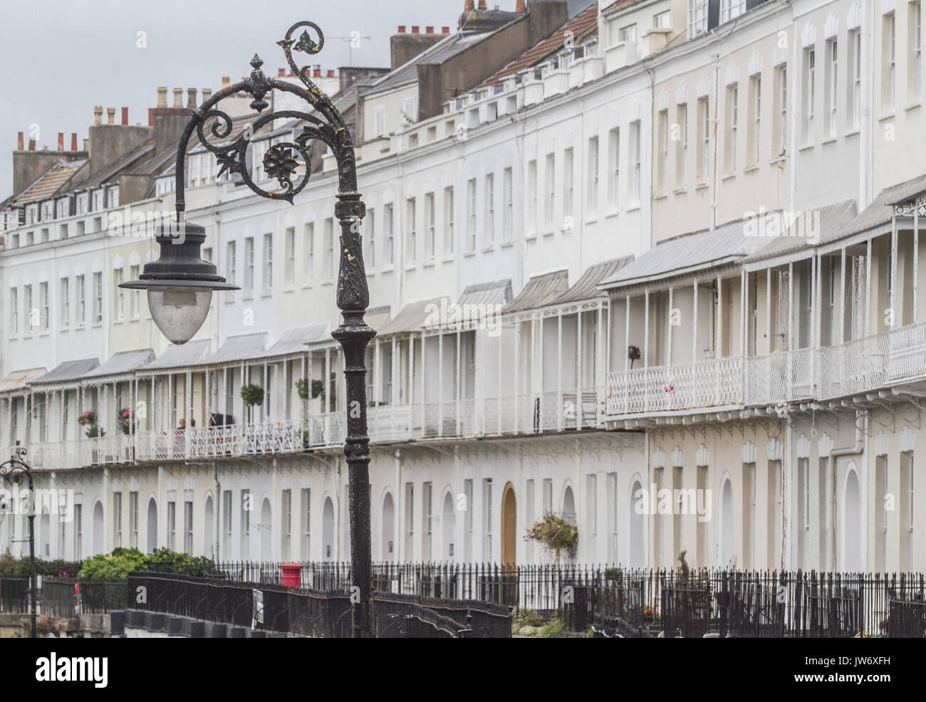 Bristol, Royaume-Uni. Août 11, 2017. Après un brillant début matinée ensoleillée à Bristol, les gens marcher sur New York Royal Crescent sur l'image à Bristol . Royal York Crescent réputée pour être la plus longue terrasse en Europe se compose de bâtiments classés Grade II qui a été achevée en 1820. Credit : amer ghazzal/Alamy Live News Banque D'Images
