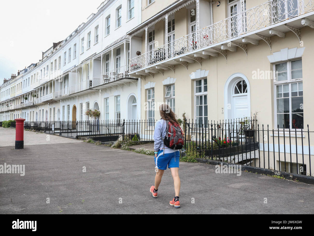 Bristol, Royaume-Uni. Août 11, 2017. Après un brillant début matinée ensoleillée à Bristol, les gens marcher sur New York Royal Crescent sur l'image à Bristol . Royal York Crescent réputée pour être la plus longue terrasse en Europe se compose de bâtiments classés Grade II qui a été achevée en 1820. Credit : amer ghazzal/Alamy Live News Banque D'Images