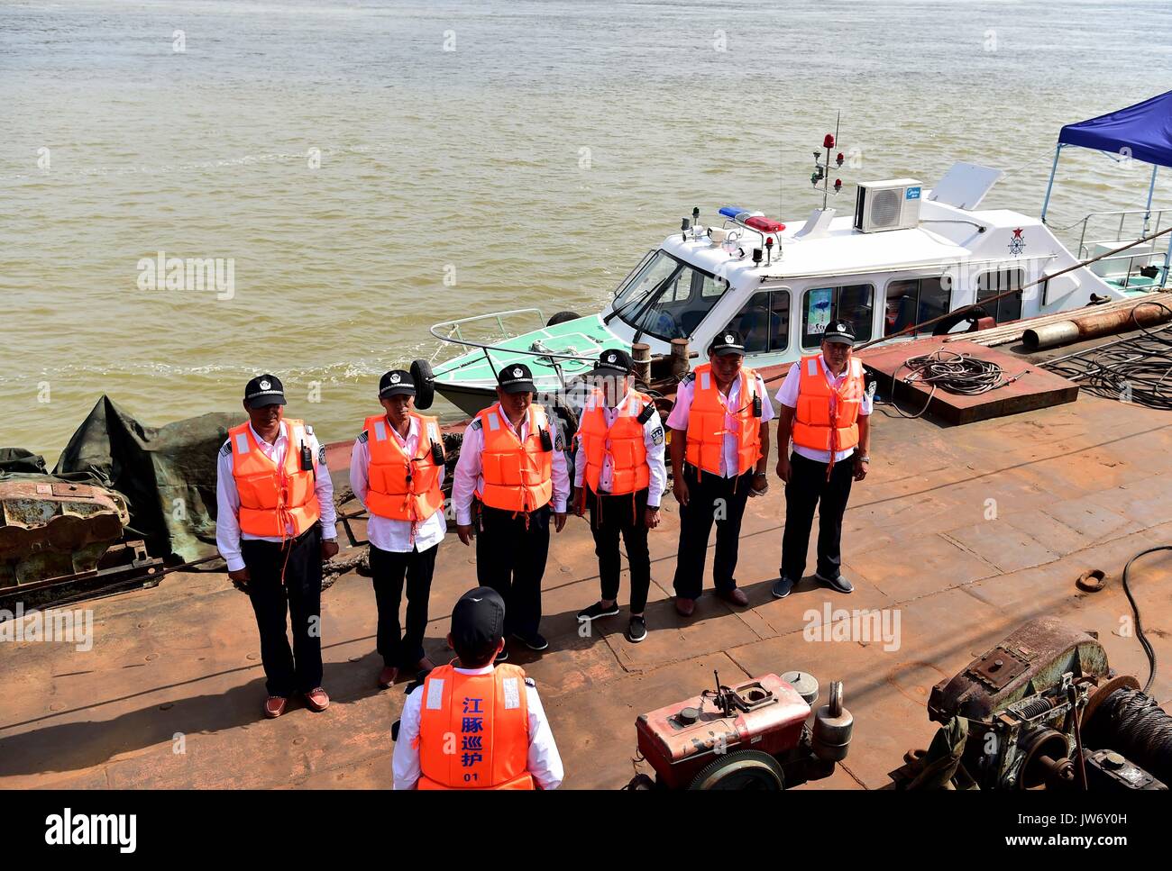 (170811) -- SHANGHAI, le 11 août, 2017 (Xinhua) -- patrouilleurs auxiliaires attendre en ligne avant de commencer à patrouiller dans le marsouin de l'Inde réserve naturelle en Chine orientale de Shanghai est la province de l'Anhui, le 10 août 2017. Une patrouille auxiliaire brigade, dont 6 sont d'anciens pêcheurs, a commencé sa mission de protéger le 60 juin 2017 finless marsouins le long des 60 kilomètres de la section de la rivière Yangtze dans la province. L'application Téléphone est utilisé dans leurs missions de routine pour suivre et observer les mammifères marins comme les dauphins, la vie d'offrir la protection nécessaire et surveiller la pollution et de la pêche illégale dans la réserve. ( Banque D'Images