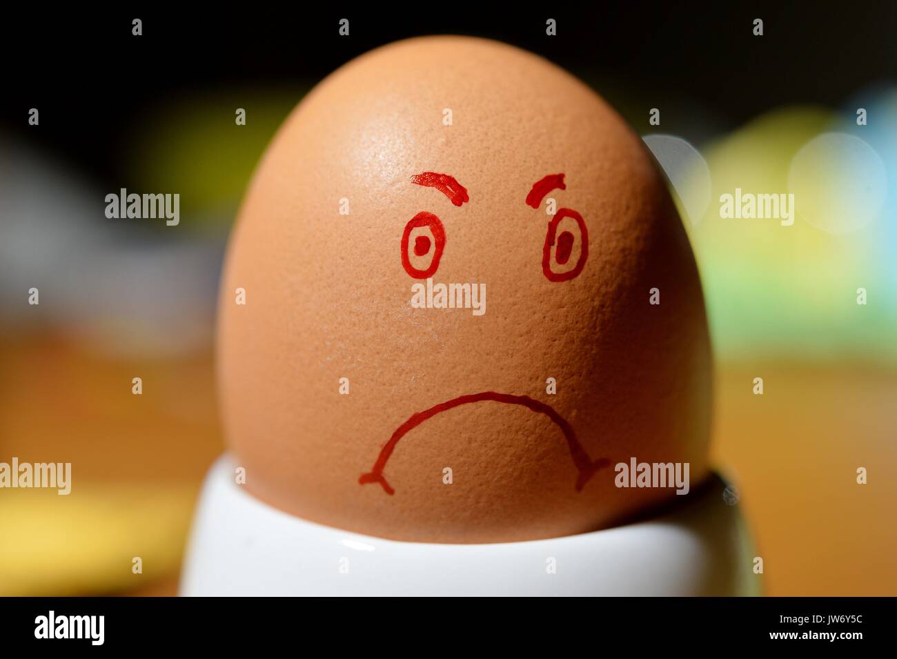 Illustration - un oeuf peint avec un visage, en Allemagne, ville d'Osterode, 11. Août 2017. Des millions d'œufs contaminés ont été retirés de supermarchés, lorsqu'on a découvert que les œufs avaient présence de fipronil. Photo : Frank May | conditions dans le monde entier Banque D'Images