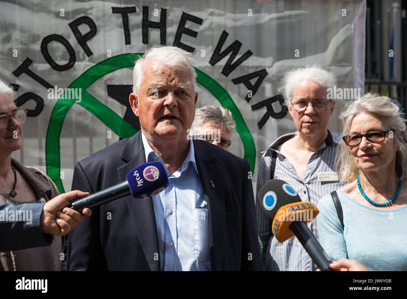 Londres, Royaume-Uni. Août 11, 2017. Bruce Kent, Vice-président de la campagne pour le désarmement nucléaire, des adresses de militants de la Coalition contre la guerre et CND qui protestaient devant l'ambassade des États-Unis à l'encontre du président Donald Trump's recent discours incendiaires à l'égard de l'utilisation des armes nucléaires en réponse aux déclarations faites par le gouvernement de la Corée du Nord. L'ambassade des États-Unis a refusé d'accepter une lettre apportée par la délégation. Credit : Mark Kerrison/Alamy Live News Banque D'Images