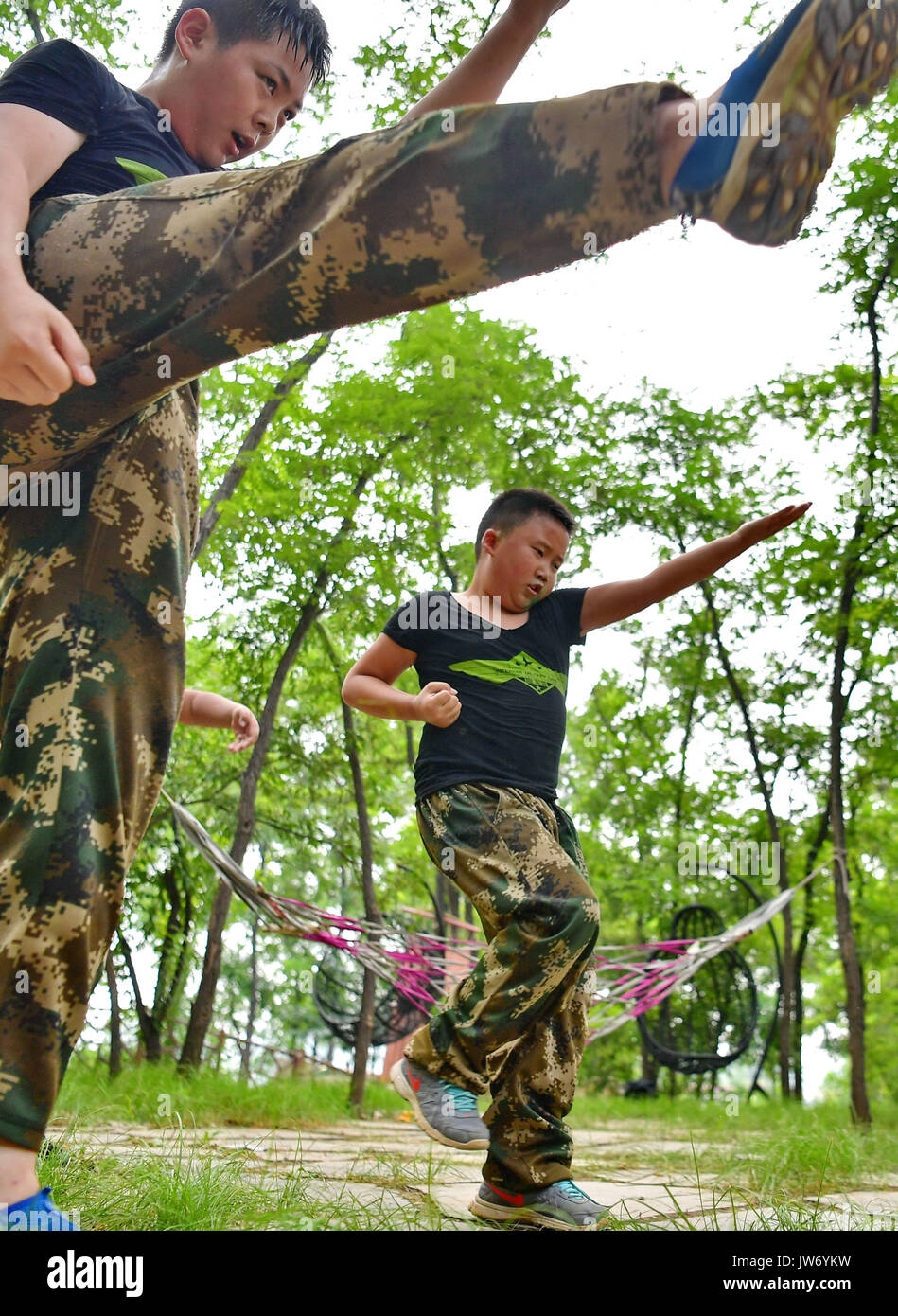 Tangshan, Province de Hebei en Chine. Août 11, 2017. Les élèves apprennent la capture de compétences dans un camp d'été à la base militaire du district de Fengrun de Tangshan, Province de Hebei en Chine du nord, le 11 août, 2017. De nombreux enfants ont assisté à un camp d'été à Tangshan militaire d'exercer pendant leurs vacances d'été. Crédit : Yang Shiyao/Xinhua/Alamy Live News Banque D'Images