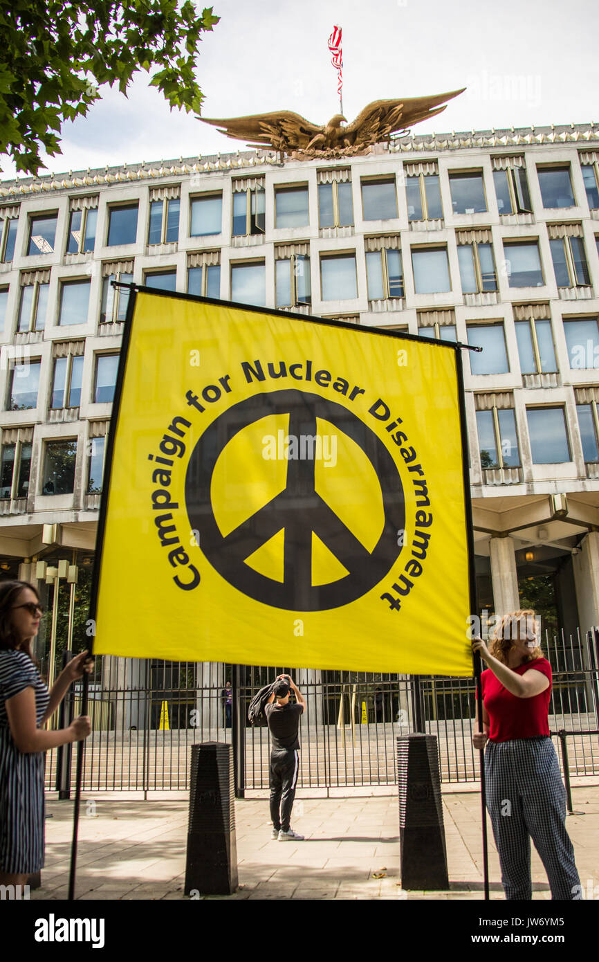 Londres, Royaume-Uni. 11 août, 2017. Les militants anti-guerre de la Coalition contre la guerre et le CND a tenté de remettre une lettre à l'ambassade des États-Unis à Grosvenor Square, London appelant à une désescalade de la crise coréenne. David Rowe/ Alamy Live News. Banque D'Images