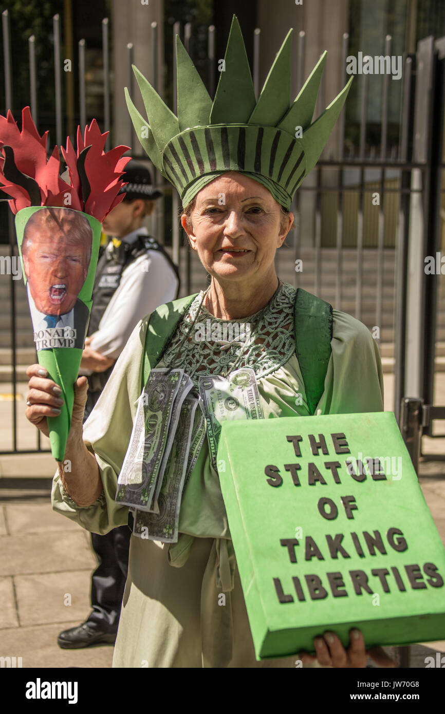 Londres, Royaume-Uni. 11 août, 2017. "La Statue de prendre des libertés' les militants anti-guerre de la Coalition contre la guerre et le CND a tenté de remettre une lettre à l'ambassade des États-Unis à Grosvenor Square, London appelant à une désescalade de la crise coréenne. David Rowe/ Alamy Live News. Banque D'Images
