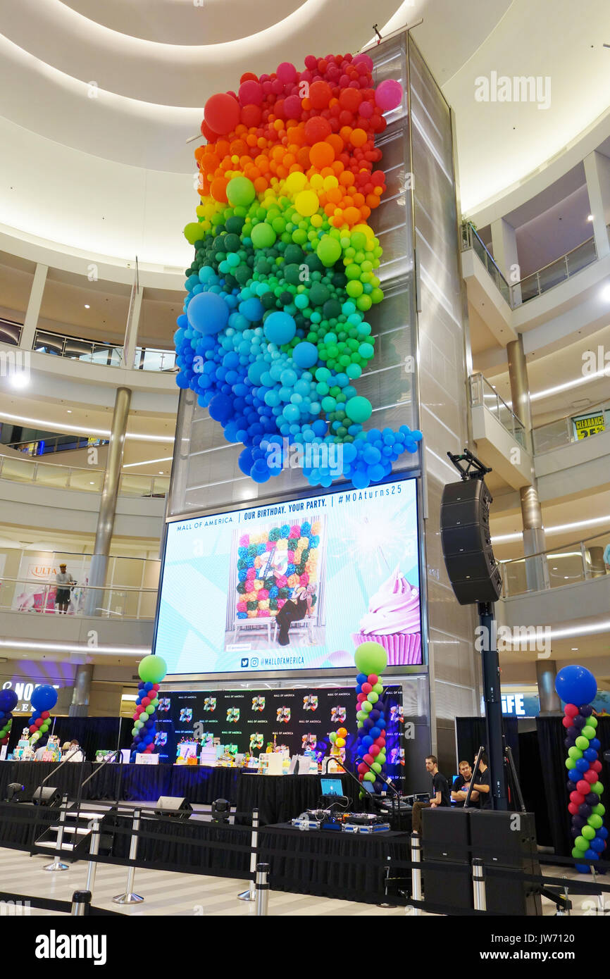 Minneapolis Minnesota Usa 11 Aout 17 Ballons Et Decorations Au Mall Of America Sur Le 25e Anniversaire De Son Ouverture Credit Gina Kelly Alamy Live News Photo Stock Alamy