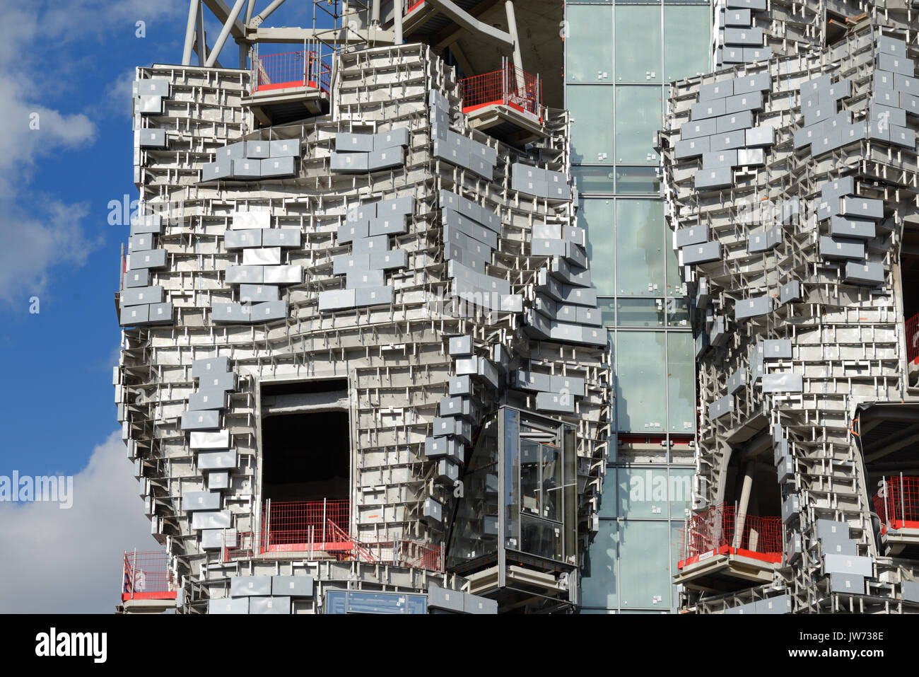 Arles, France. 11 août, 2017. Frank Gehry Tower prend forme à Arles. L'un des derniers projets en dirigeant, architecte américain Frank Gehry, prend forme à Arles, célèbre pour ses rencontres annuelles' Festival Photo, dans le sud de la France. Augmentation de 58 mètres au-dessus de la basse ville, le bâtiment historique comprend une tour irrégulière doublés en acier poli et panneaux de verre. En raison de l'achèvement de l'année prochaine, la tour abritera un centre d'art expérimental, 'LUMA Arles", financé par le philanthrope suisse Maja Hoffmann. Crédit : Chris Hellier/Alamy Live News Banque D'Images