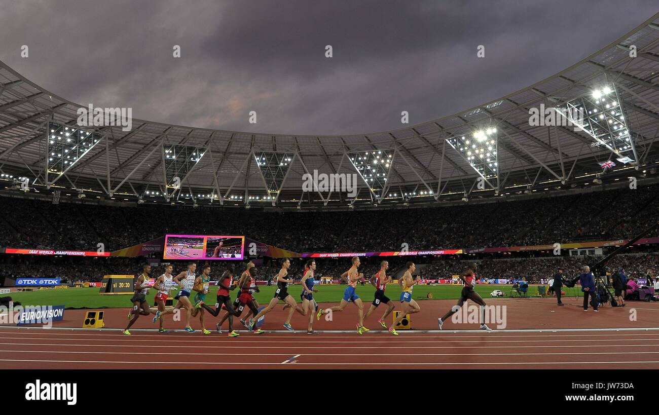 La mens 1500m chauffe. Championnats du monde d'athlétisme de l'IAAF. Stade olympique de Londres. Queen Elizabeth Olympic Park. Stratford. Londres, Royaume-Uni. Août 11, 2017. Credit : Sport en images/Alamy Live News Banque D'Images