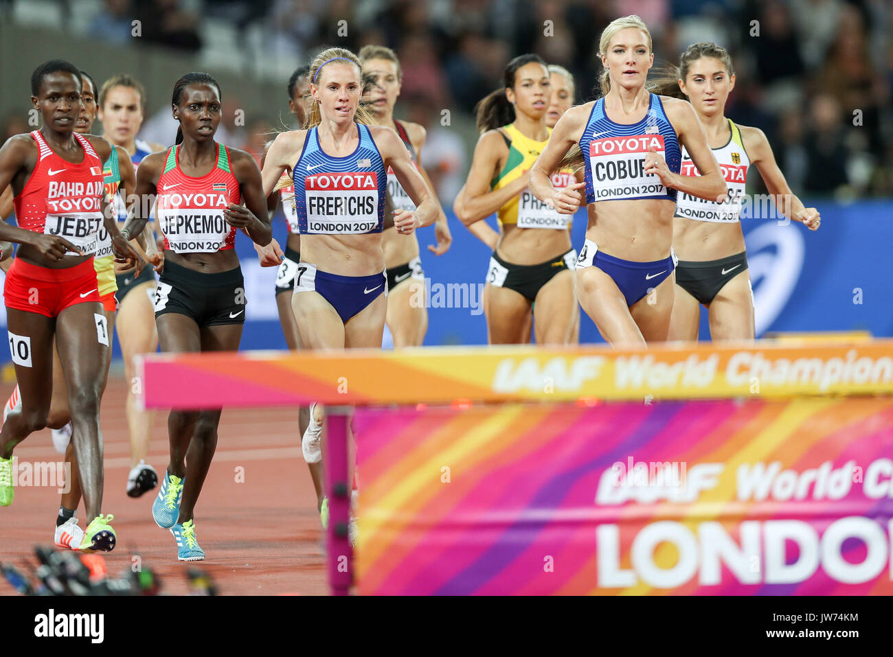 Londres, le 11 août 2017 . Courtney Frerichs, USA, et Emma Coburn, USA, pourchasser les dirigeants dans les premiers stades de la women's 3000m steeple finale le jour 8 de l'IAAF 2017 Championnats du monde de Londres au London Stadium. © Paul Davey. Banque D'Images