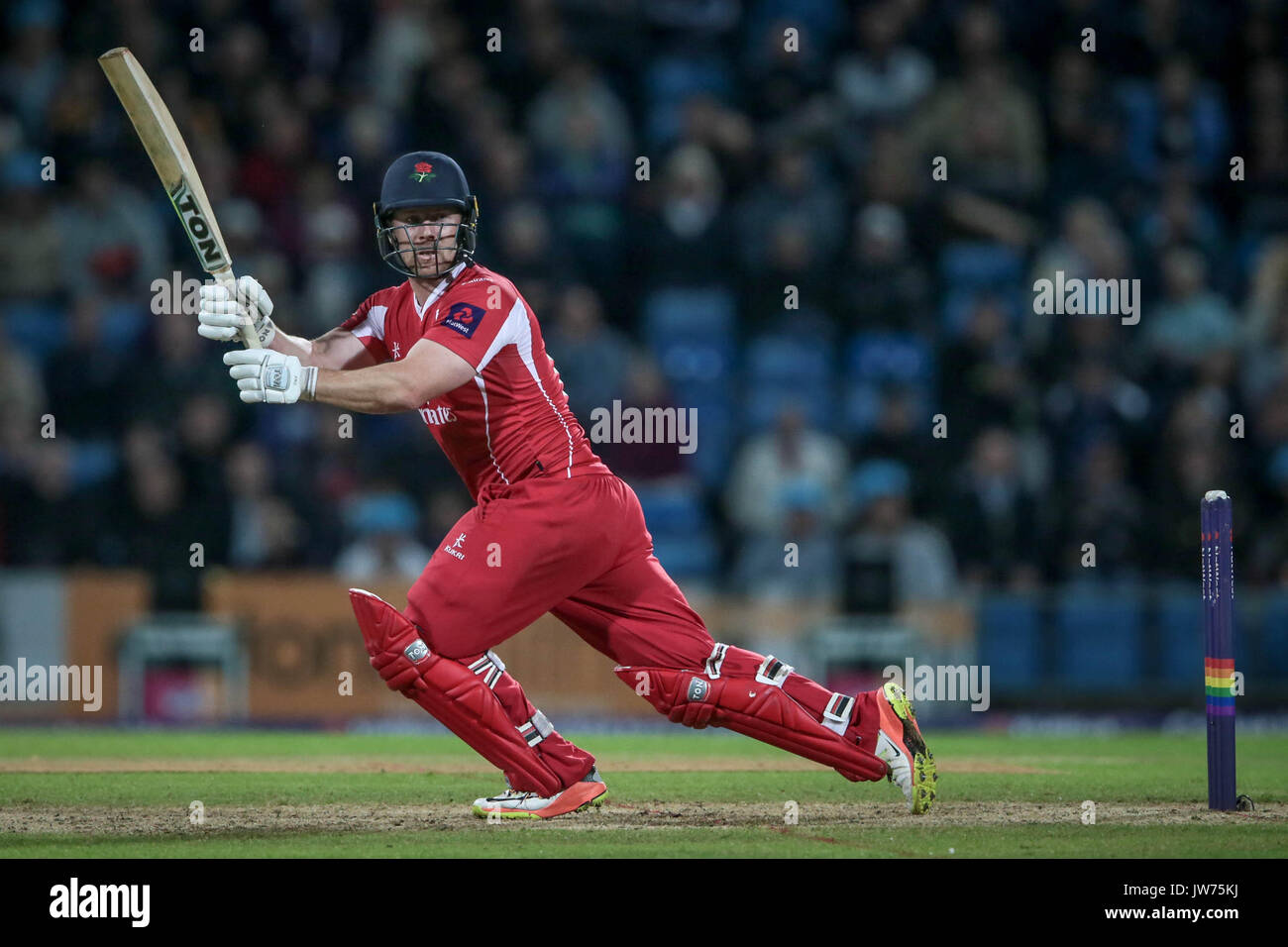 Leeds, UK. Août 11, 2017. Steven Croft (Lancashire) La foudre frappe la balle au champ extérieur, mais seulement un seul score (1). Yorkshire Vikings v Lancashire Lightning le vendredi 11 août 2017. Photo par Mark P Doherty. Credit : Pris Light Photography Limited/Alamy Live News Banque D'Images