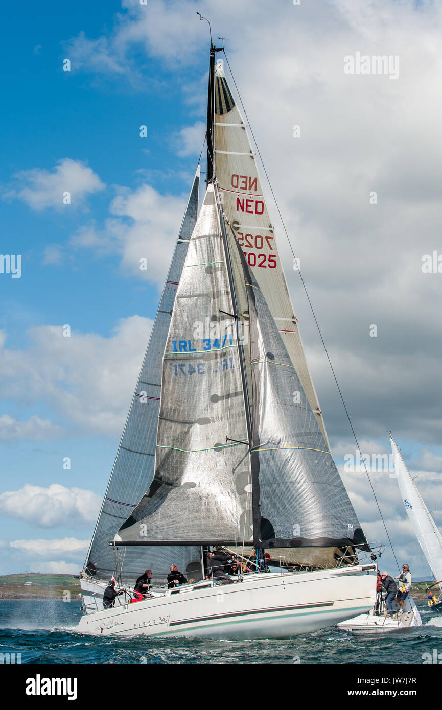 Yachts 'Black Velvet' et 'Eleuthera' entrent en collision lors d'une course dans le cadre de la semaine, les veaux Schull Schull, co Cork, en Irlande. Banque D'Images