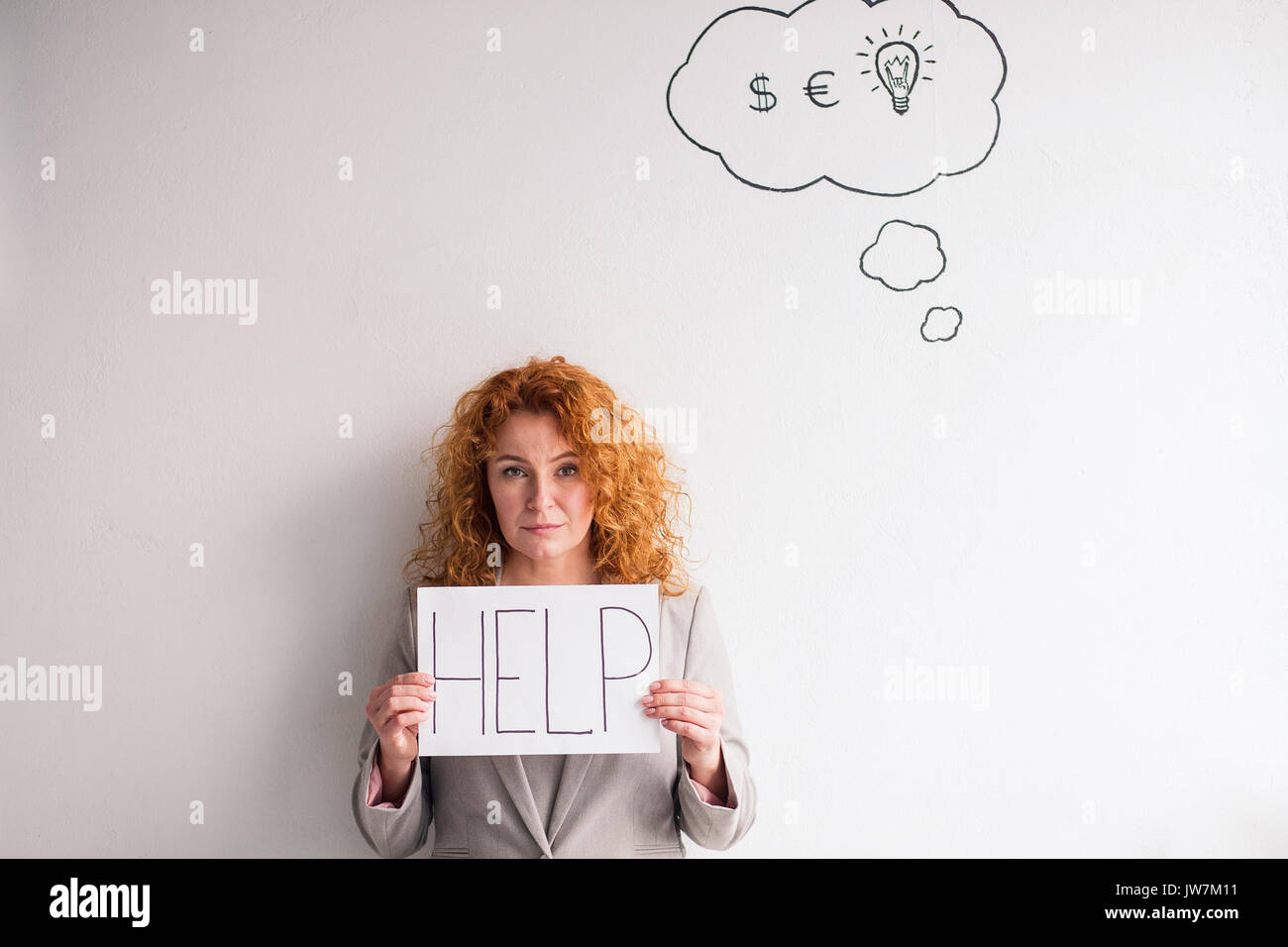 Portrait de femme aux cheveux rouge avec le Conseil de l'aide. Banque D'Images