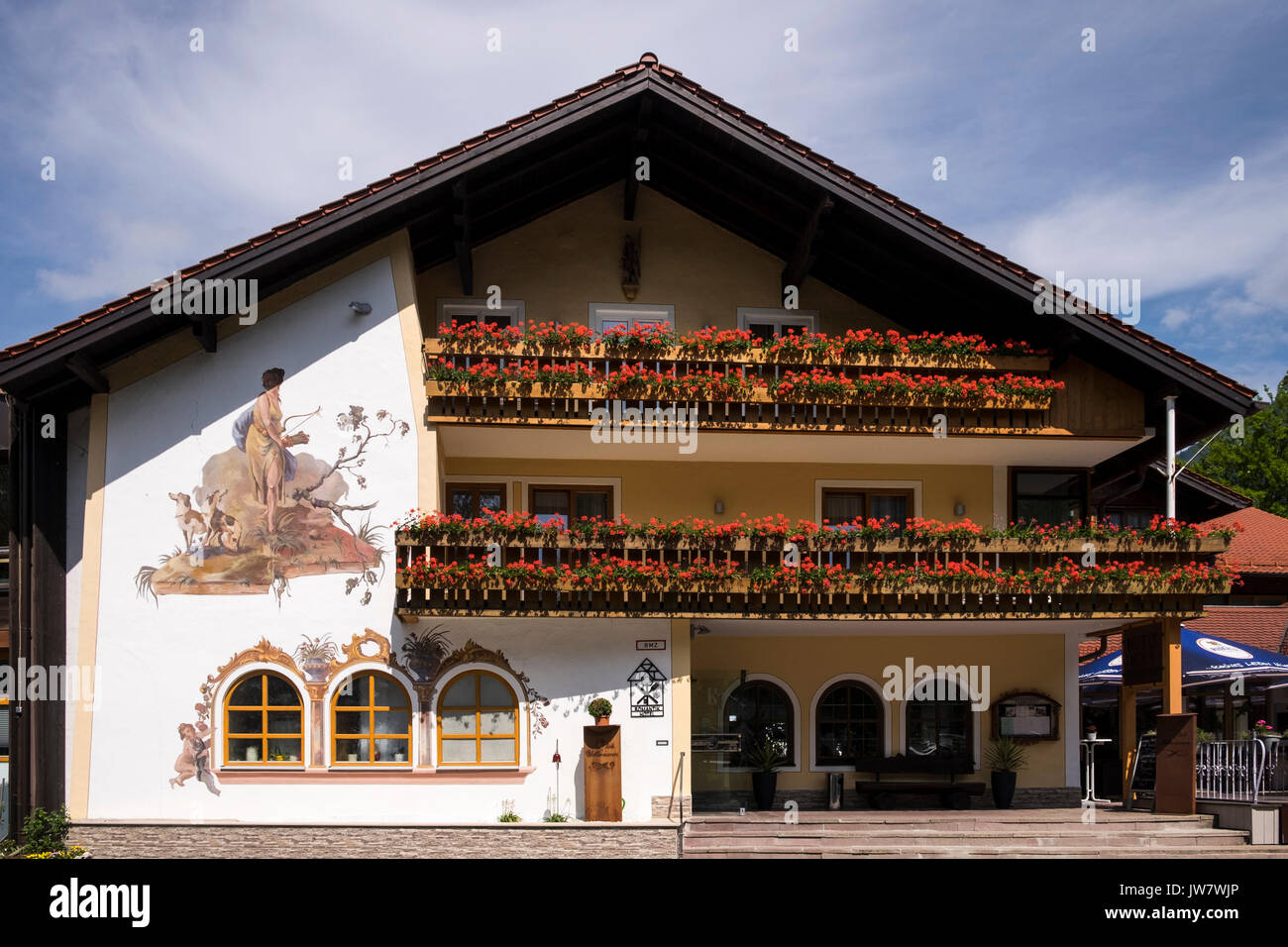 Hôtel romantique Bold avec luftmalerei fresoes et géraniums rouges à Oberammergau, Garmisch Partenkirchen, Allemagne, Baveria Banque D'Images