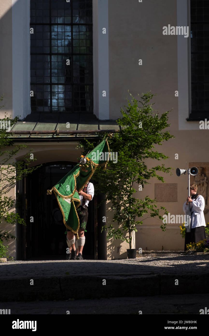 La célébration de la Fête-Dieu les gens en costume traditionnel défilé dans les rues d'Oberammergau, Garmisch Partenkirchen, Bavière, Allemagne Banque D'Images