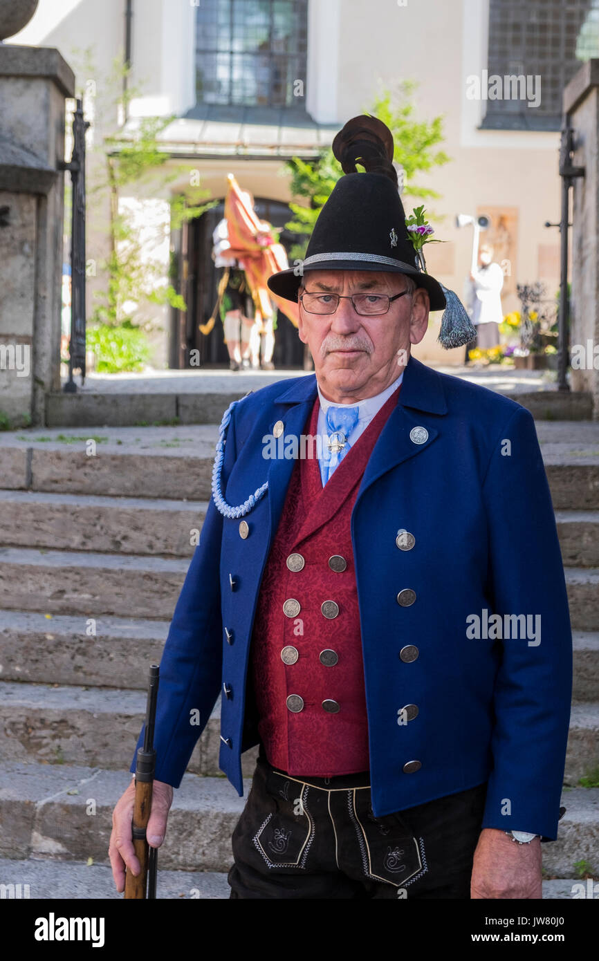 La célébration de la Fête-Dieu les gens en costume traditionnel défilé dans les rues d'Oberammergau, Garmisch Partenkirchen, Bavière, Allemagne Banque D'Images