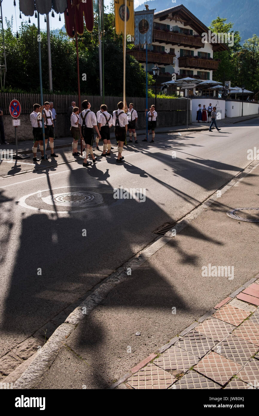La célébration de la Fête-Dieu les gens en costume traditionnel défilé dans les rues d'Oberammergau, Garmisch Partenkirchen, Bavière, Allemagne Banque D'Images