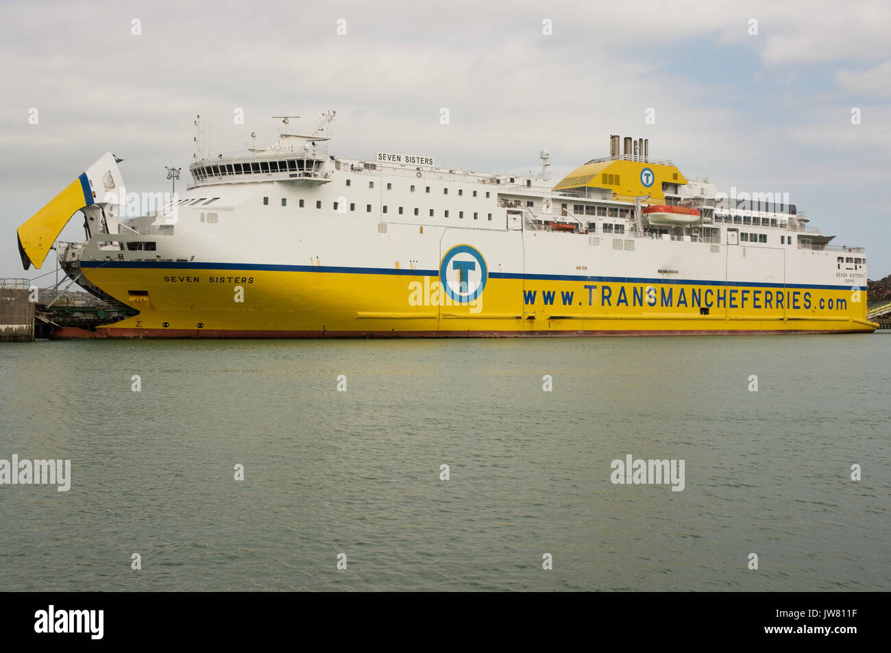 Transmanche Ferries de véhicules (camions, voitures et autocars) amarré à Newhaven dans l'East Sussex, Angleterre. Porte ouverte à l'archet. Banque D'Images