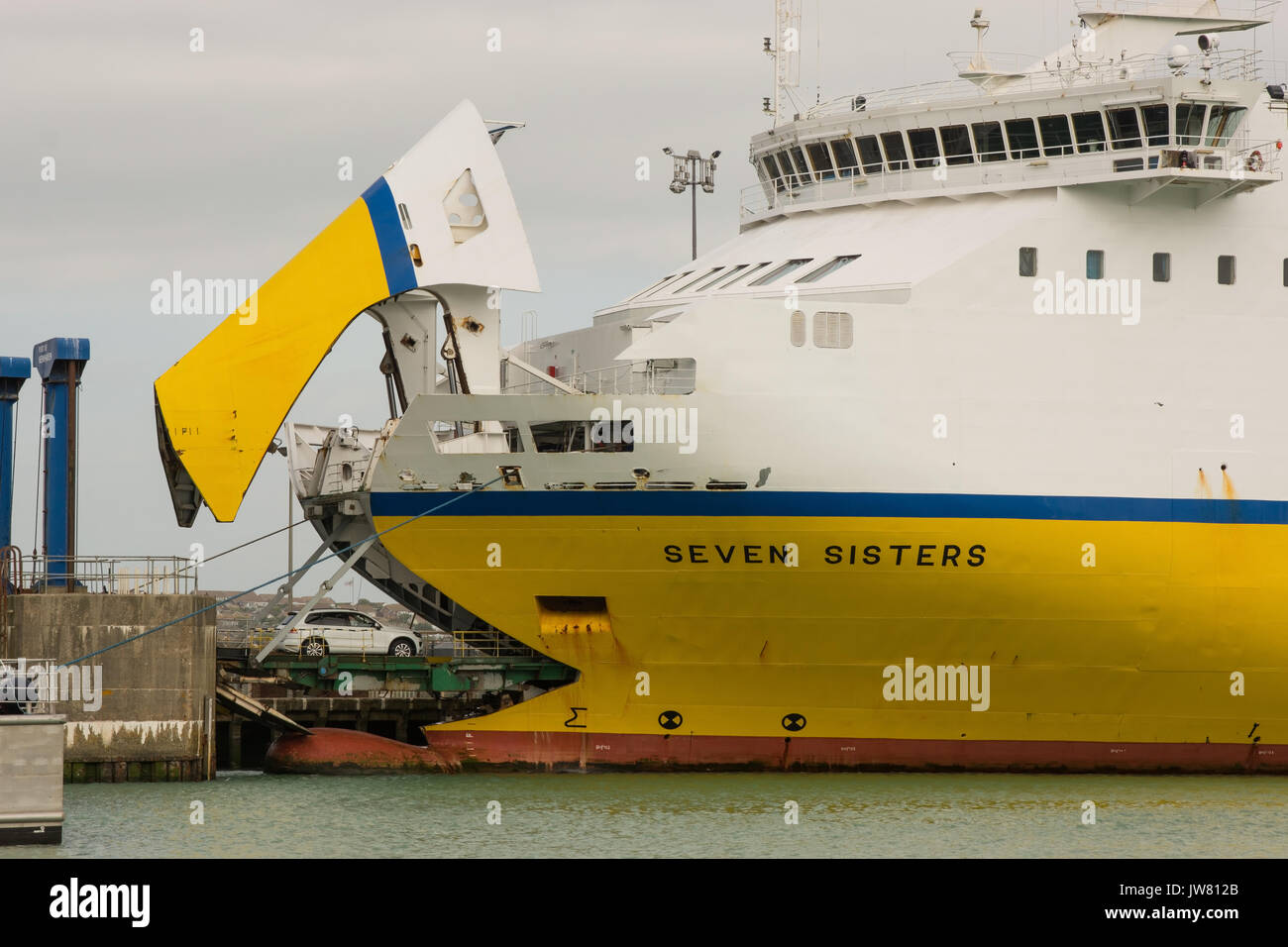 Transmanche Ferries de véhicules (camions, voitures et autocars) amarré à Newhaven dans l'East Sussex, Angleterre. Avec bow porte ouverte et l'entrée de voiture deck Banque D'Images