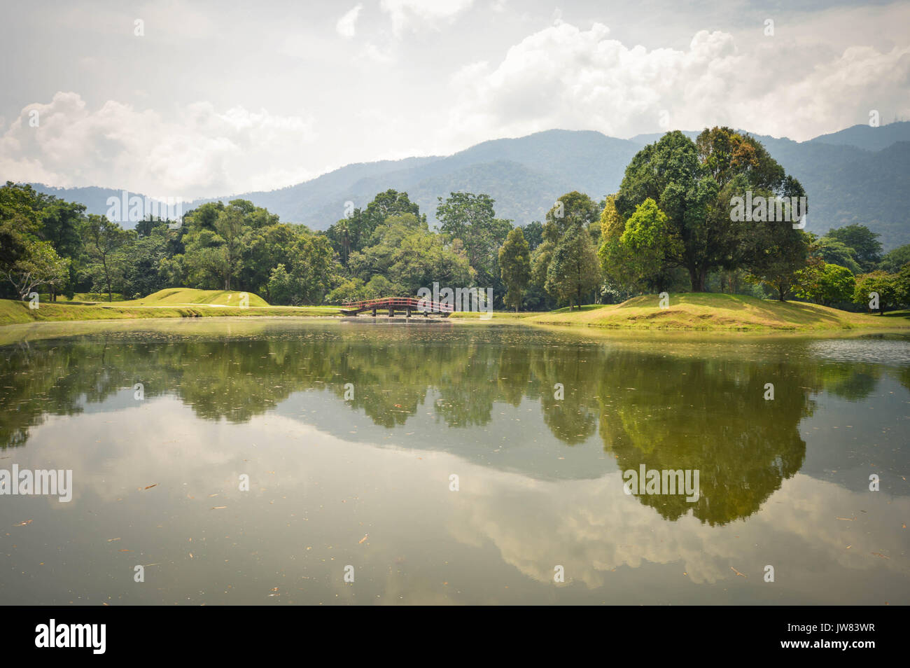 Beau paysage de l'eau reflets dans Taman Tasik, aka Jardins du Lac, dans la ville de Taiping, l'État de Perak, Malaisie Banque D'Images
