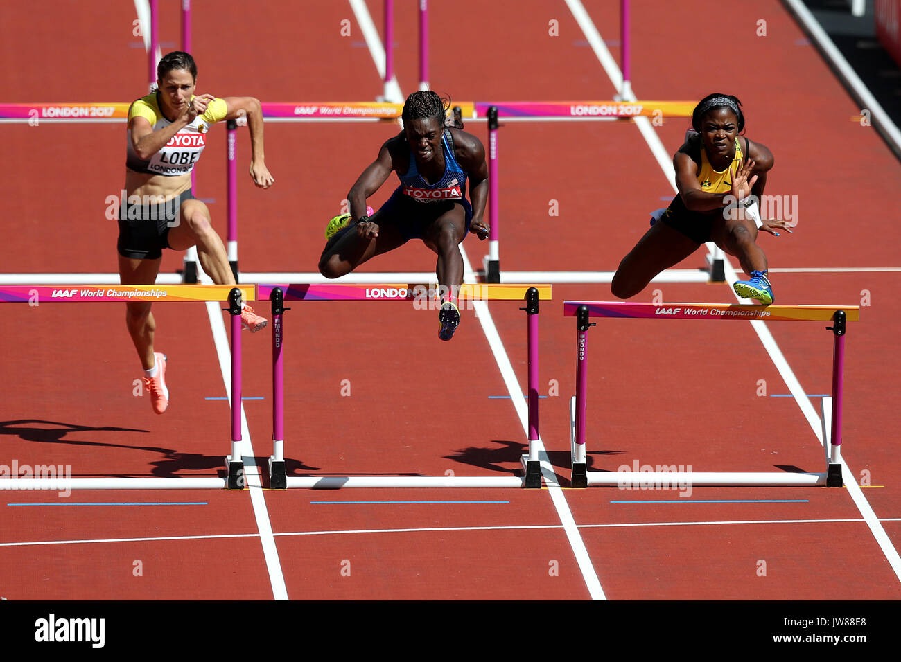Dawn Harper Nelson (au centre) des États-Unis en action pendant les courses de 100m haies des femmes pendant le huitième jour des Championnats du monde de l'IAAF 2017 au stade de Londres. APPUYEZ SUR ASSOCIATION photo. Date de la photo : vendredi 11 août 2017. Voir PA Story ATHLETICS World. Le crédit photo doit être lu : Jonathan Brady/PA Wire. Banque D'Images